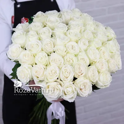 Белые розы с зеленой буквой за 11 590 руб. | Бесплатная доставка цветов по  Москве