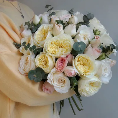 303 белые розы 50 см в 3 вазах с доставкой в Санкт-Петербурге.