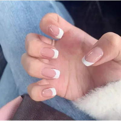 Elena Grama Nail Academy - Французский маникюр и мини дизайн. Белый френч  будет выглядеть гораздо ярче и интереснее, если один из ногтей украсить  мини дизайном. В данном случае вашу фантазию ничто не