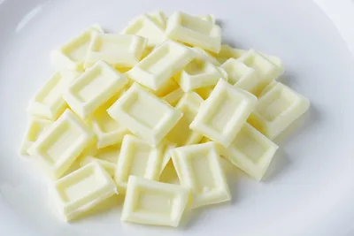 Из чего делают белый шоколад: состав, польза и вред