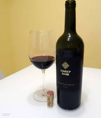 красное вино наливают в бокал вина Фон Обои Изображение для бесплатной  загрузки - Pngtree