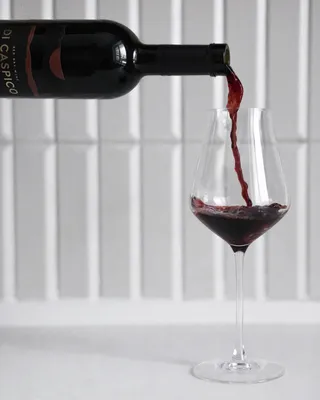 Руки женщины держа бокал вина Стоковое Изображение - изображение  насчитывающей сокращайте, ноготь: 67480579