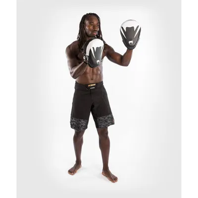 Черно-белый боксер с тренажером Стоковое Фото - изображение насчитывающей  практика, мужчина: 159151316