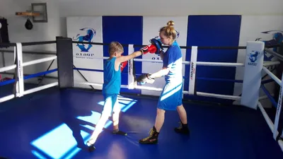 Молодой тренер по боксу в спорт учит детей в тренажерном зале Стоковое  Изображение - изображение насчитывающей практиковать, оборона: 199878815