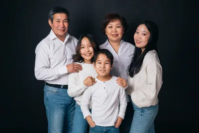 Большая счастливая семья с четырьмя детьми в помещении Стоковое Изображение  - изображение насчитывающей крыто, утеха: 156419281