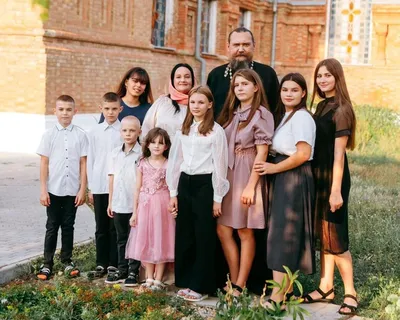 Большая Семья Четырьмя Детьми Стоящими Ряд Больших Маленьких Открытом  Воздухе стоковое фото ©nataliabostan 536575744