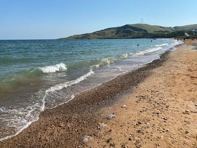 море, пляж, песок и большие волны, с небом и горизонтом Стоковое  Изображение - изображение насчитывающей ландшафт, красивейшее: 180065097