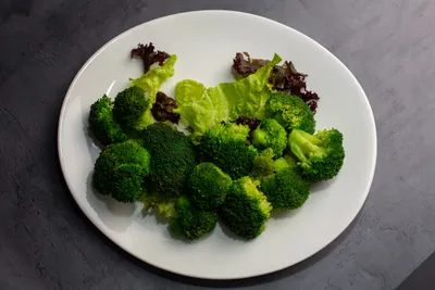 Немножко перезрелая капуста брокколи Стоковое Фото - изображение  насчитывающей овощ, здорово: 152218178