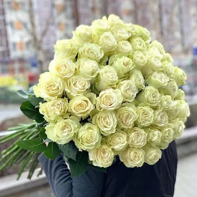 25 белых кустовых роз Сноуфлейк 40 см | купить недорого | доставка по  Москве и области