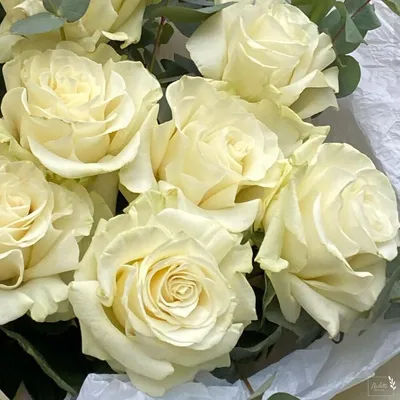 Букет из 3 белых роз с декором с доставкой в Санкт-Петербурге.