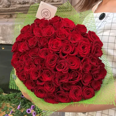 Купить букет красных роз с доставкой по Москве. Цена 2400 руб.