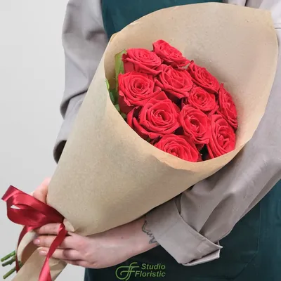 Букет красных роз, оформление в крафт бумаге из 7 шт.