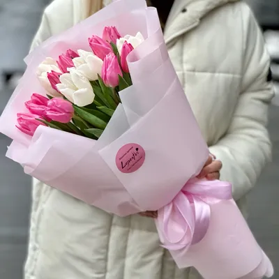 Букет из 19 белых и фиолетовых тюльпанов купить в Краснодаре