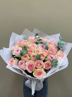 Нежный букет из 19 роз в пастельной гамме по цене 6876 руб. заказать с  доставкой по Москве - свежие цветы от интернет-магазина \"Во имя розы\"