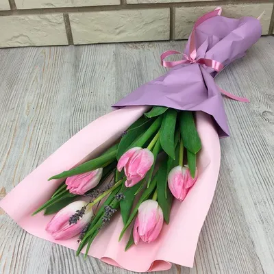 Букет из тюльпанов и мускари в шляпной коробке - заказать доставку цветов в  Москве от Leto Flowers