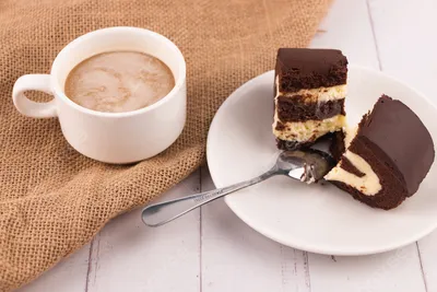 Торт с чаем или кофе стоковое фото. изображение насчитывающей шоколад -  12202880