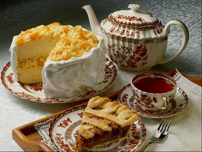Послеобеденный чай с тортом на столе в ресторане, крупный план. | Премиум  Фото