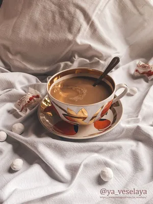 чашка кофе стоит на столе а от горячего блюдца поднимается пар, картинки  утренний кофе, кофе, общественное питание фон картинки и Фото для  бесплатной загрузки