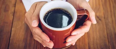 2 чашки кофе на деревянном столе, девушка держат в ее руке одну чашку кофе  на заднем плане Фото показывает Стоковое Изображение - изображение  насчитывающей удерживание, случай: 115698567