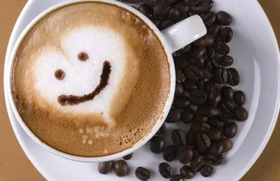 Чашка кофе с улыбкой, вид сверху, …» — создано в Шедевруме