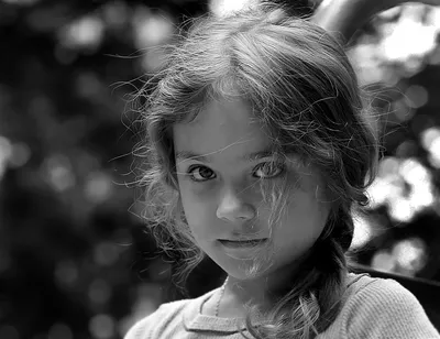 портрет девушки на улице в чб Stock Photo | Adobe Stock