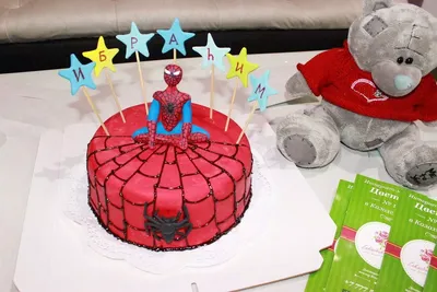 Торт Человек-паук с фигуркой купить на заказ в СПб | CC-Cakes