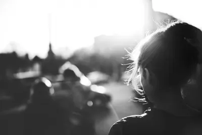 MERAGOR | Черно белое фото девушки со спины