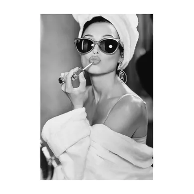 Фото Портрет девушки в солнцезащитных очках с сигаретой во рту, фотограф  Viktor Tаgt Ring