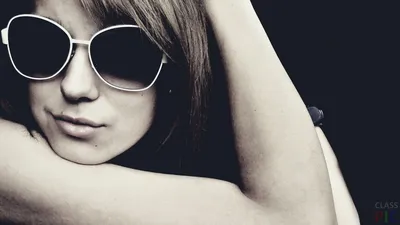 модный черно-белый портрет красивой сексуальной женщины в солнечных очках  Стоковое Изображение - изображение насчитывающей девушка, бобра: 258714533