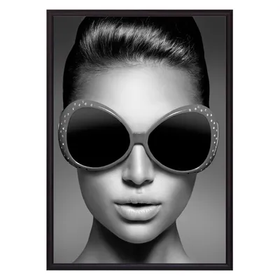 Черно-белый портрет нервной женщины представляя в куртке с большими  солнечными очками авиатора Стоковое Изображение - изображение насчитывающей  женственно, привлекательностей: 123714411