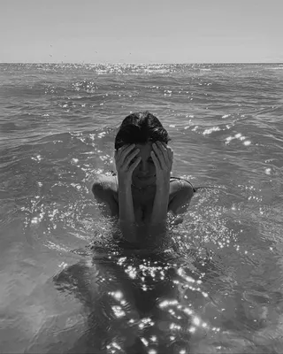 Чёрно-белые фотографии /идея для фото в море | Instagram photo, Instagram,  Beach pictures