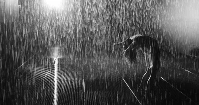 Черно-белое изображение дождя падает на окно Стоковое Фото - изображение  насчитывающей взорвать, падение: 93035540