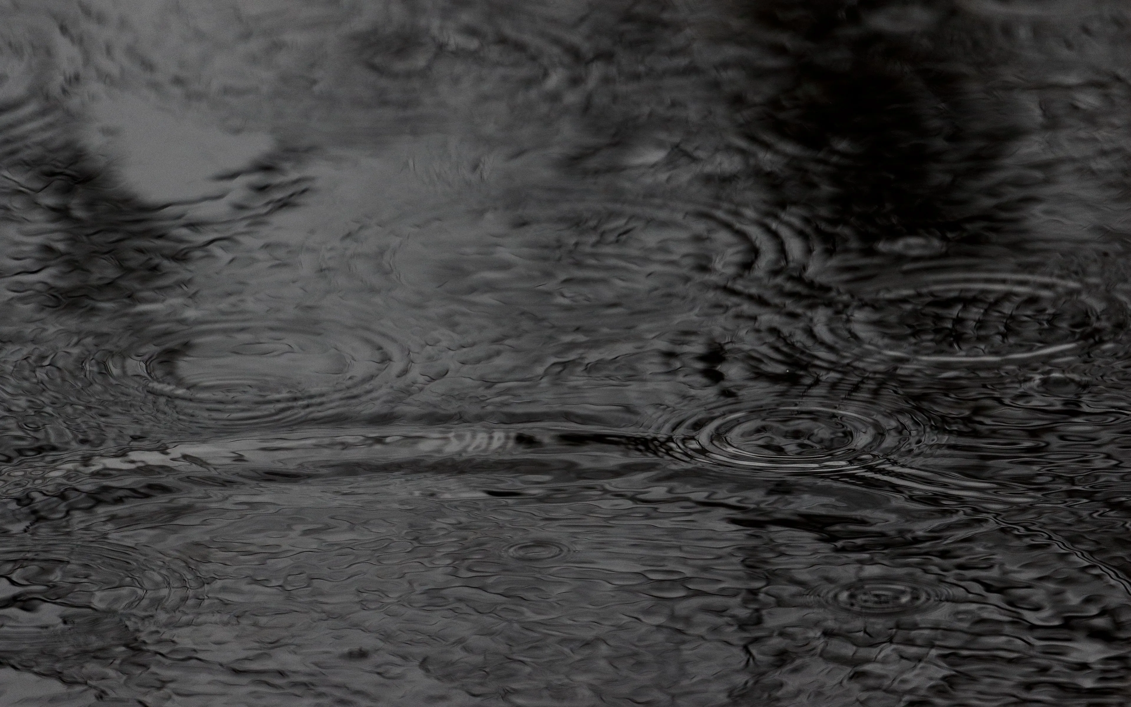 Черный дождь 1. Черная вода. Темный дождь. Дождь на черном фоне. Текстура дождя.