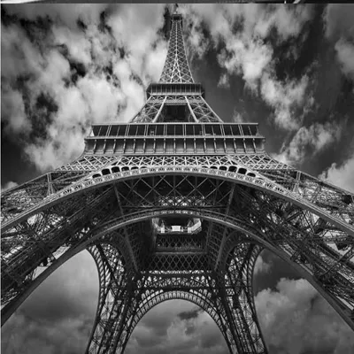 Эйфелева башня в Париже с облаками и черно-белым влиянием Стоковое  Изображение - изображение насчитывающей влияние, франция: 134182505