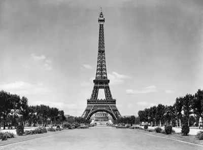 Эйфелева башня в дожде Черно-белое фото с красным элементом Стоковое  Изображение - изображение насчитывающей пары, деталь: 43974491