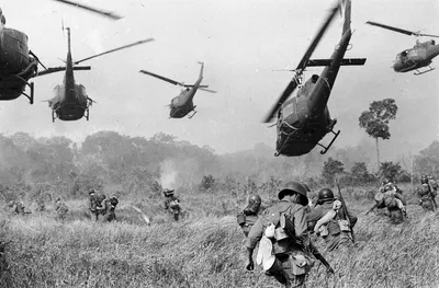 Подборка чёрно-белых фотографий войны во Вьетнаме.