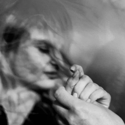 Черно-белые Фото Красота Молодой Женщины Отправки Поцелуй В Белой Шапочке  Перо. Фотография, картинки, изображения и сток-фотография без роялти. Image  15033074