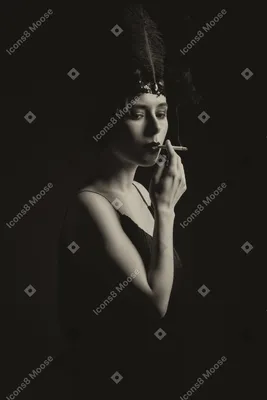 Фото Черно-белый портрет курящей сигареты хлопушки