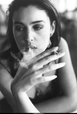 Портрет девушки, сидящей и курящей. стоковое фото ©patronestaff 96685044
