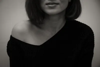 Фото Черно-белый портрет чувственной молодой женщины