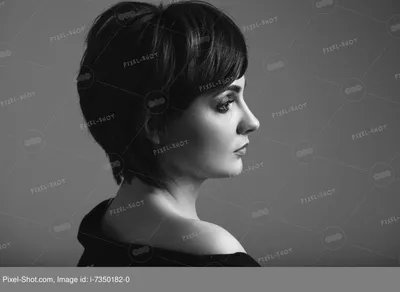 Черно-белый портрет красивой стильной деловой женщины на темном фоне ::  Стоковая фотография :: Pixel-Shot Studio
