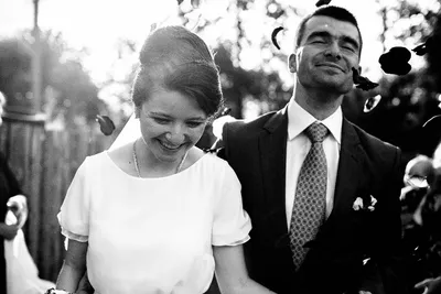 черно белое фото целующихся жениха и невесты, свадебные фотографии на  годовщину фон картинки и Фото для бесплатной загрузки