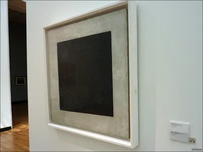 Идеальный чёрный квадрат на …» — создано в Шедевруме