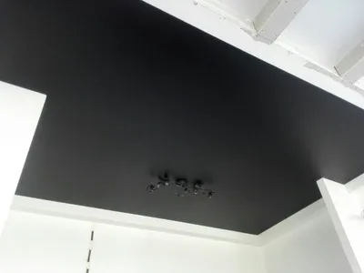 Черный зеркальный натяжной потолок для кухни НП-875 - цена от 1000 руб./м2