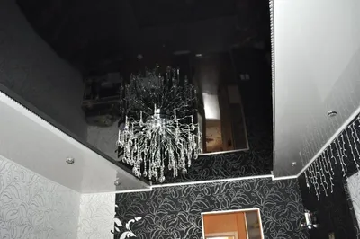 Черный глянцевый натяжной потолок в интерьере спальни, гостиной - 22 фото
