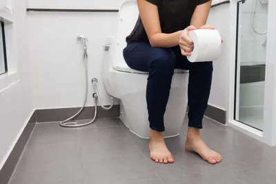 Почему нельзя долго сидеть в туалете: ответ проктолога