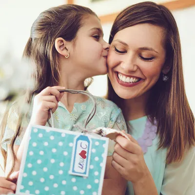 Подарки на 8 Марта: идеи сюрпризов для мам, коллег и девочек | РБК Life