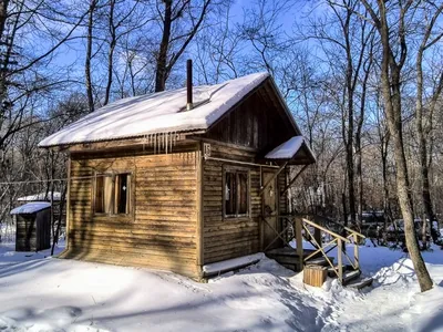 Теплый загородный или дачный дом зимой