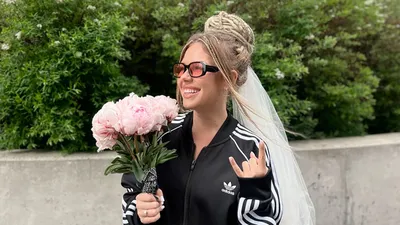 Певица Рита Дакота приехала в загс на электросамокате и вышла замуж в  спортивном костюме | РБК Life