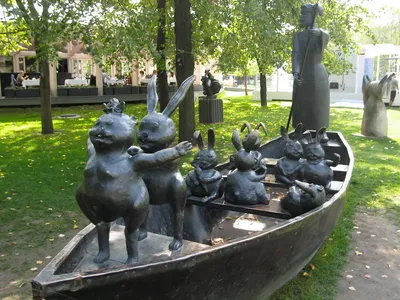 Памятник «Дед Мазай и зайцы»